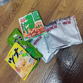 本日無料！！！　食料品　レトルトカレー4つ　パスタソース1 乾麺...