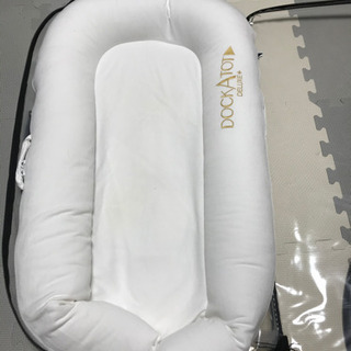 美品】DockATot 引っ掛けよ Deluxe+ ホワイトドッカトット