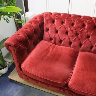 R2285) VINCENT 中古 ヴィンセント 英国スタイル レッドベルベット2人掛けソファ ソファ 店頭取引大歓迎♪
