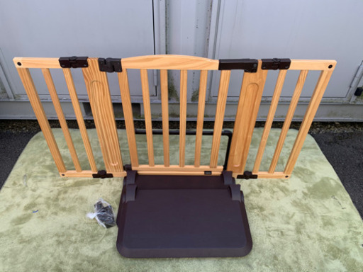 paypay支払いで7,990円！日本育児 ☆ おくだけドアーズ woody Mサイズ ☆ 現状渡し！  かなりの使用感があり、傷や汚れ、ねじ穴など加工の跡がございます。以上の点を考慮し現状渡しにて出品させて頂きます^ ^  旧タイプでセーフティープレート部分の折り畳み不可となります。Sサイズはセーフティープレートが1枚ですが2枚ございますので両側設置可能です。  実用向きですので、傷などを気になさる方へは不向きですので予めご了承願います。