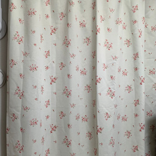 【ネット決済】白の小花柄遮光カーテン 100cm x 178cm...