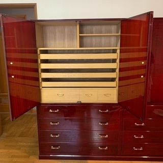 株式会社　北谷　合板を小羊の皮で包んだ最高級家具