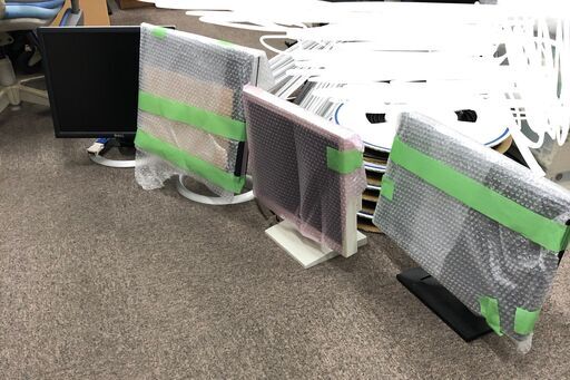 PCモニター　ｘ４台　 （DELL　ｘ３台、MITSUBISHI　ｘ1台）