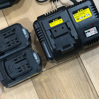 美品‼︎ お買得 オススメ 目玉商品 充電式 草刈り機 替え刃2枚 バッテリー