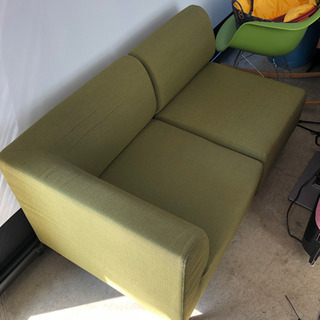 【ネット決済・配送可】オシャレ緑色のソファー