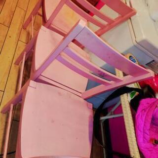 ピンク椅子