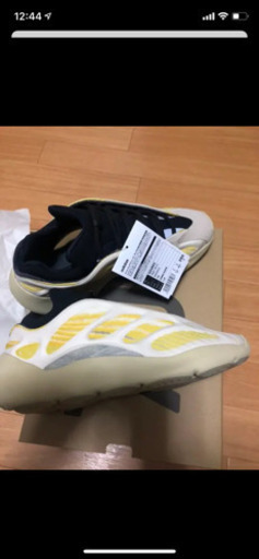 スニーカー adidas yeezy boost 700v3 safflower