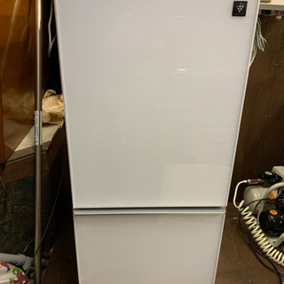 ガラストップの黒家電 冷蔵庫 SHARP 2018年 137ℓ