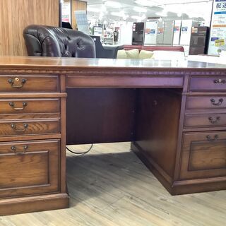 ヨーロピアンアンティーク調のデスク入荷しました！