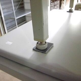 事務用ホワイト両袖机 幅1400 奥行700 高さ700 KDW-147W 通販 - オフィスデスク・事務机 | オフィス家具のカグクロ