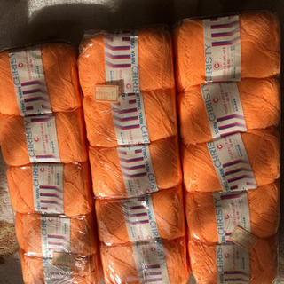 きれいなオレンジ色の極細の毛糸15玉