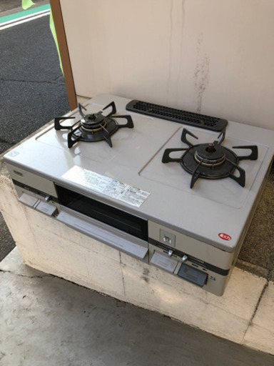都市ガス用 ハーマン製 グリル付き二口ガステーブルです。