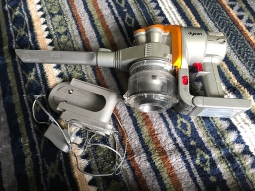 【本日11/22締切】ダイソン　ハンディークリーナー　掃除機　充電器付き　Dyson ジャンク扱い