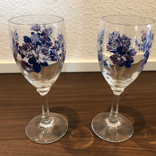 花の絵が描いてあるワイングラス2個
