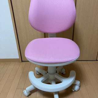 ピンクの勉強椅子