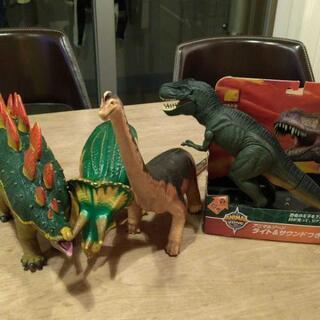 恐竜　フィギュア　 4体セット　ライト&サウンドつき恐竜
