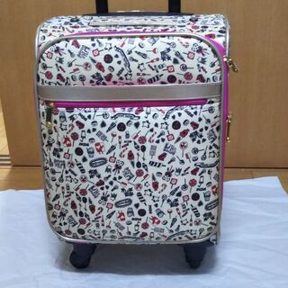 ピンクの小型スーツケース