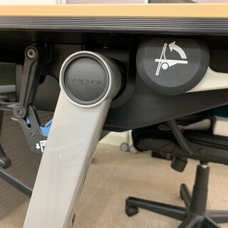 美品 ビジネスデスク コード収納付き 決まりました - 大阪市