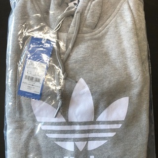 【ネット決済・配送可】新品未使用　adidas ロゴパーカー　