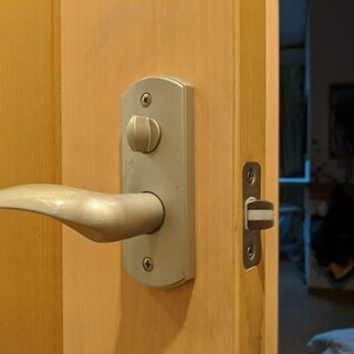 ドアノブの鍵、トイレの鍵など、ドアに関する破損、不具合、修理します。