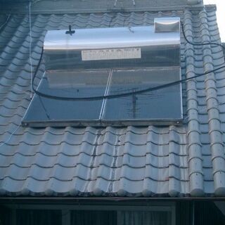 1階屋根にある太陽熱温水器　　撤去と処分のお願い