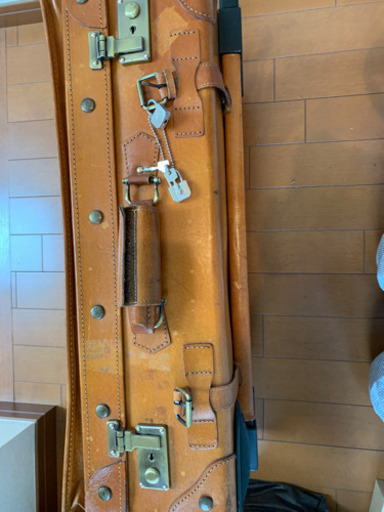 レトロ　皮のスーツケースです。