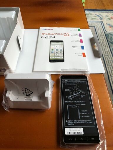 新品で未使用のスマホ　京セラ　BASIO4  シルバー　UQmobile 新品で未使用のスマホ 京セラ BASIO4 シルバー UQmobile