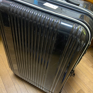 スーツケース　ブラック　Mサイズ