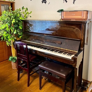 木目のアップライトピアノ