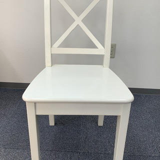 エレガントな白い椅子　