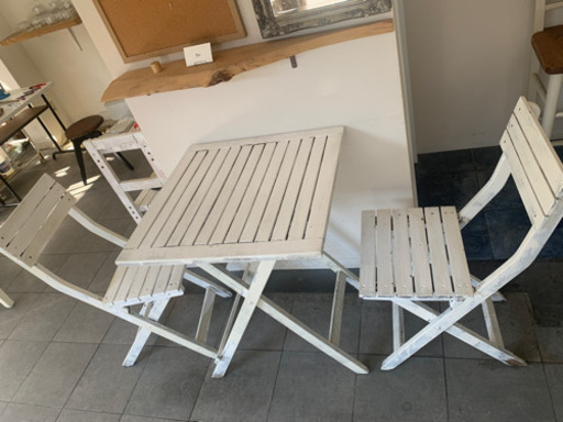 白い椅子とテーブルセット