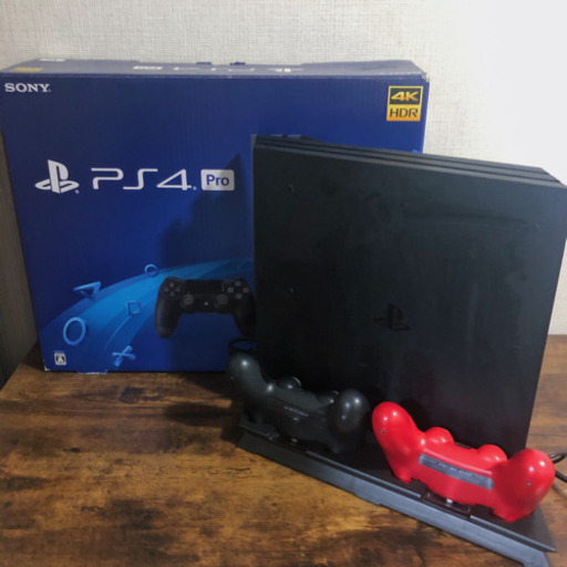 PS4 Pro 1TB本体+ 縦置きスタンド（コントローラー2つ付き