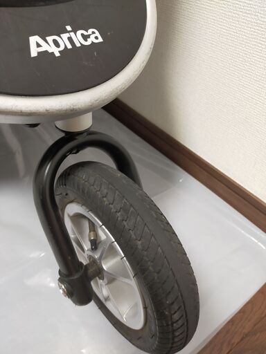 アップリカ スムーヴ 高級ベビーカー 3輪 エアータイヤ