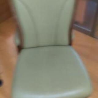 カリモク製　ダイニングテーブルとチェア２脚