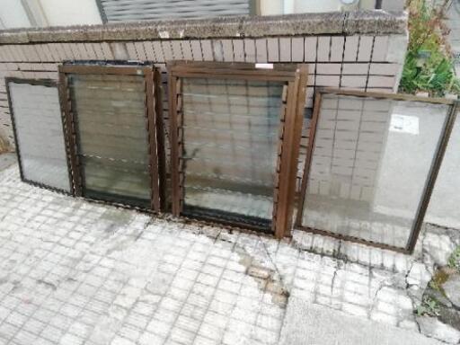 サッシ　ルーバー窓　網戸付き　2台セットです。　お風呂、洗面所、トイレなどに