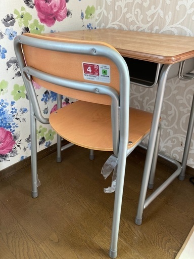 学校で使うような机と椅子
