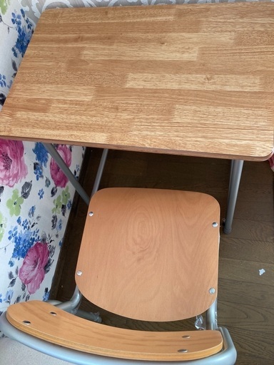 学校で使うような机と椅子