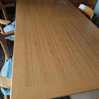 ガンディハウスのダイニングテーブル