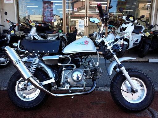 NO.3589　モンキー （Ｍｏｎｋｅｙ）　４サイクル　１２Ｖ　クラッチ付き４速ミッション　カスタム車　シルバー　 ☆彡