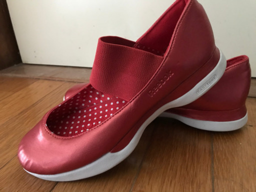 Reebok 赤