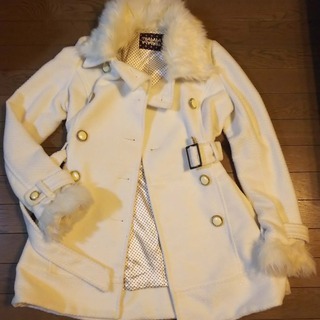 ホワイトコーデに白い冬用コート