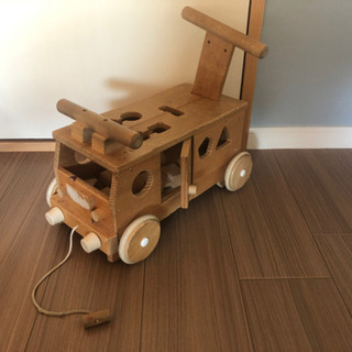 おもちゃ！木製トラック、中に積み木