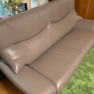 アサヒの3人掛け革ソファー