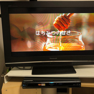 【ネット決済】【映画たくさん】32型TV(ビエラ)とDVDプレー...