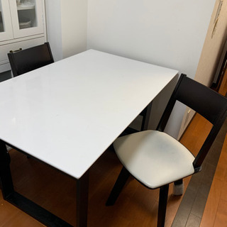 白のダイニングテーブルと椅子2脚