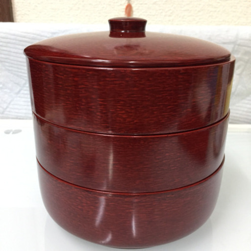 可愛らしい木製の三段重