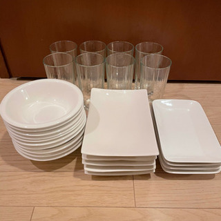 取引中 白いお皿、グラスたくさんあります。無料。