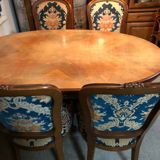 輸入家具専門店で購入した、イタリア製 楕円形 猫足のダイニングテーブル＆布張りチェア4脚 セット