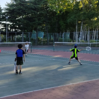 札幌、元ナショナルチームメンバーが教えるソフトテニスクラブ
