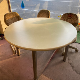 テーブルと椅子2脚（テーブルのみも可）